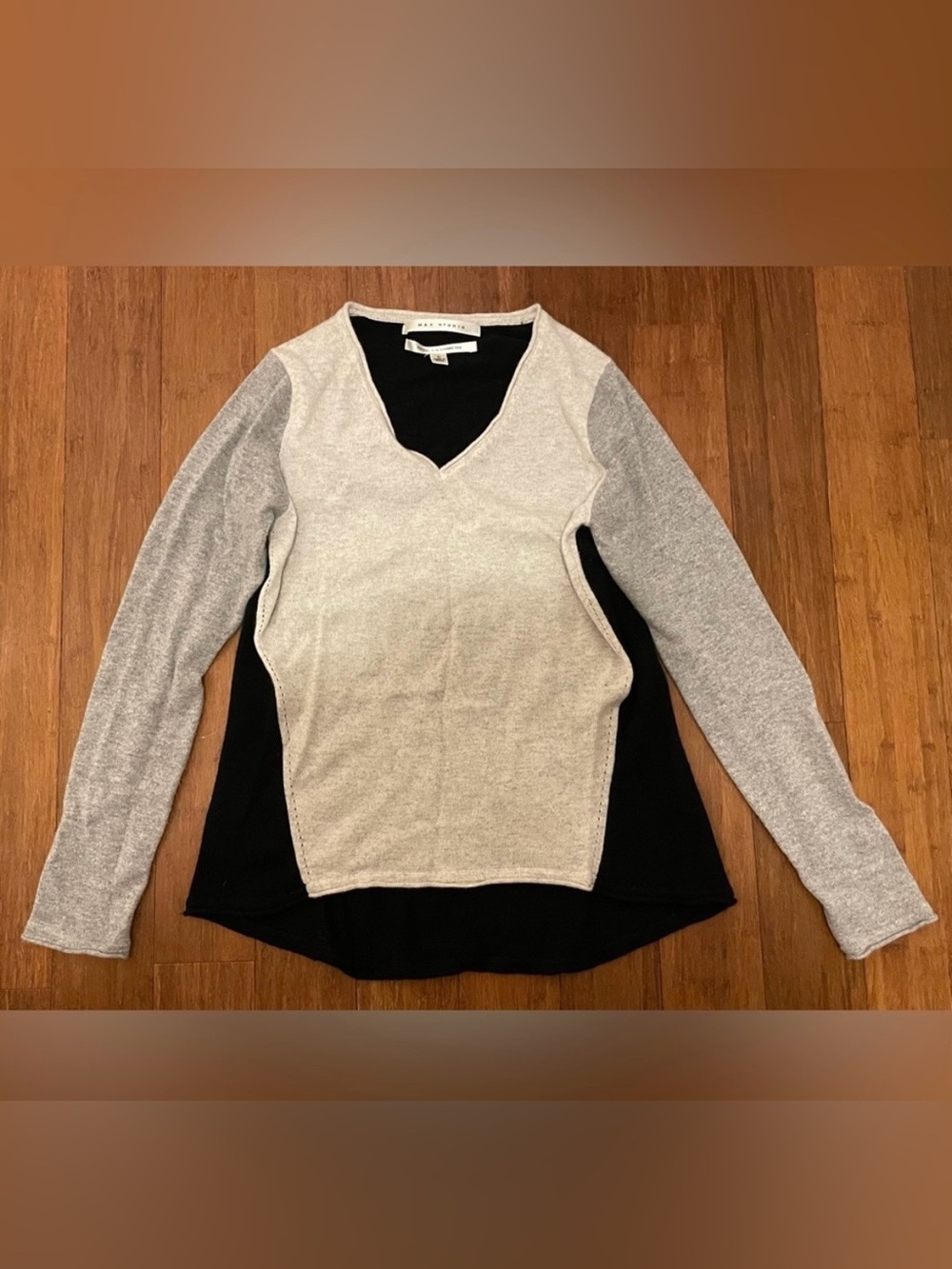 100% Cashmere Max Studio color block V-Neck Sweater - Light Gray/Black